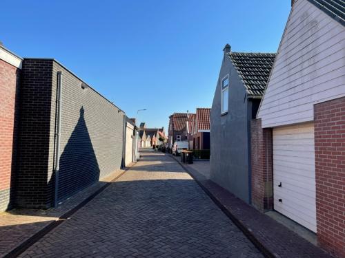 Een straat in Oosterland met garagedeur