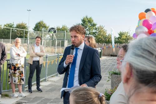 Wethouder v Heukelom aan het woord tijdens de opening